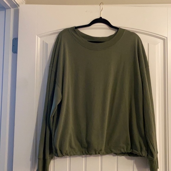 Old Navy Olive open back with tie at hem Top Size XL - Picture 1 of 5